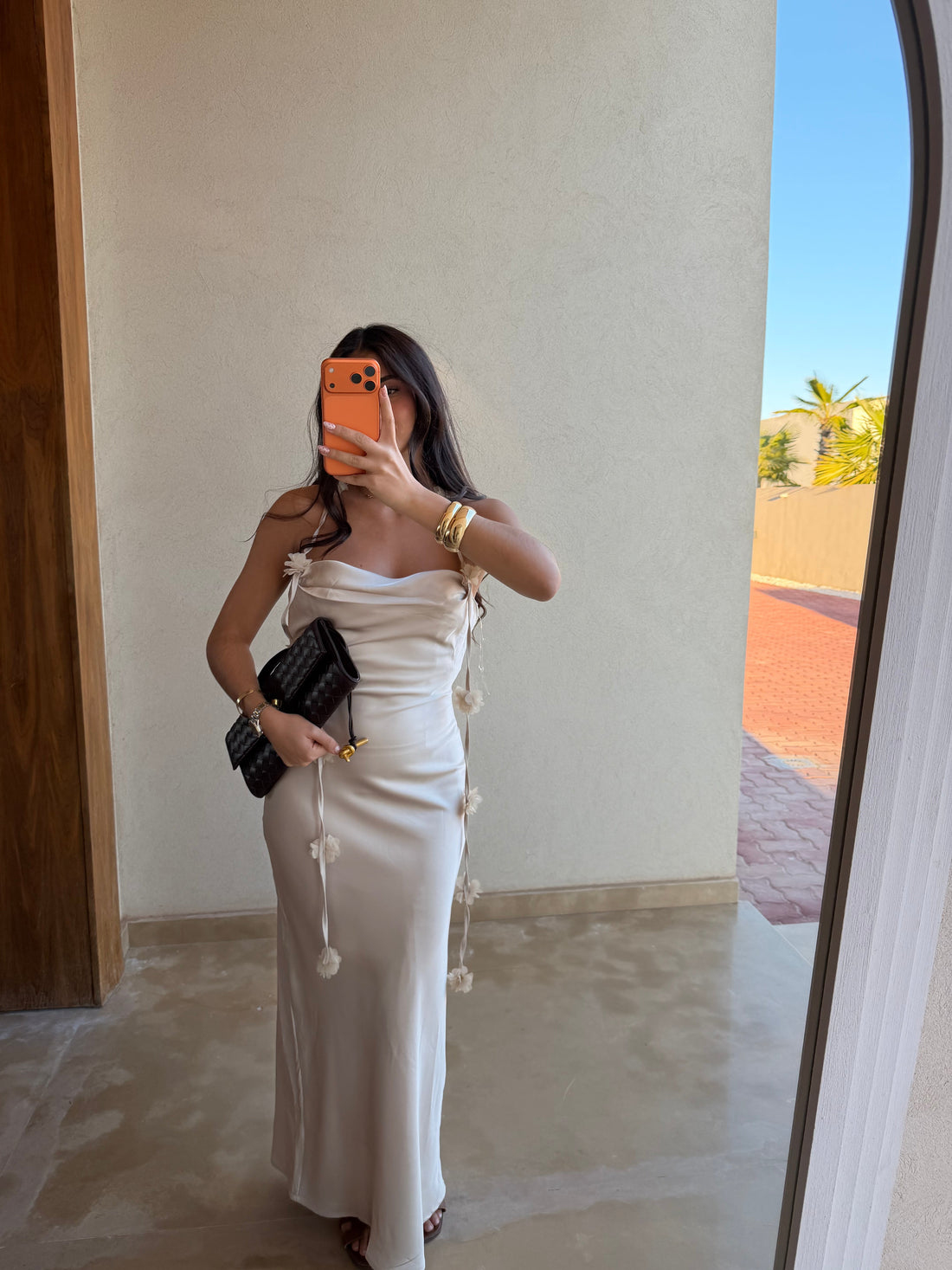 Robe satinée avec fleurs champagne (K9-25)