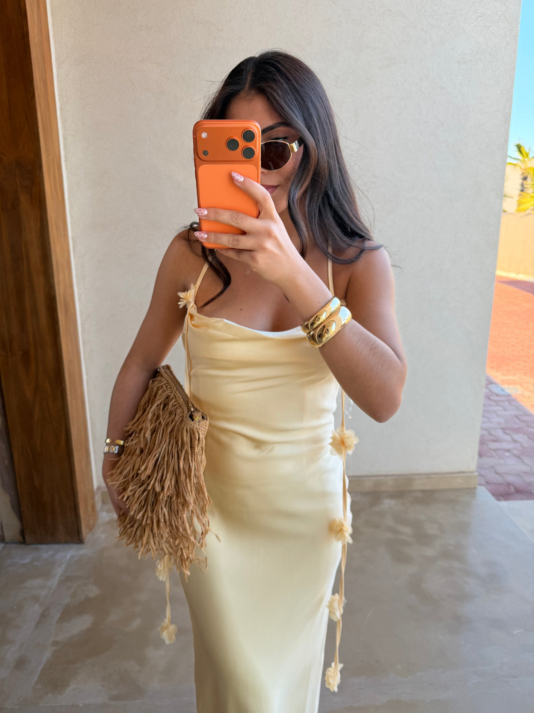 Robe satinée avec fleurs jaune (K9-25)